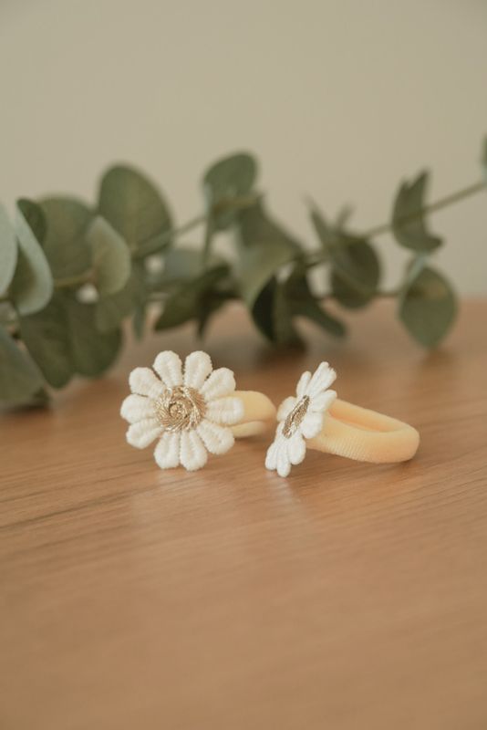 Hårstrikk 2 pk blomst hvit/gull