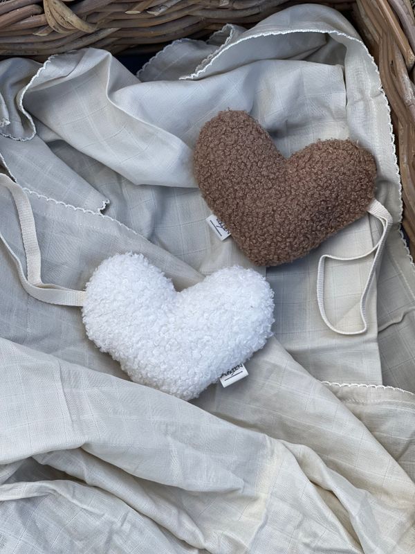 Bouclé smokkekos - heart cream